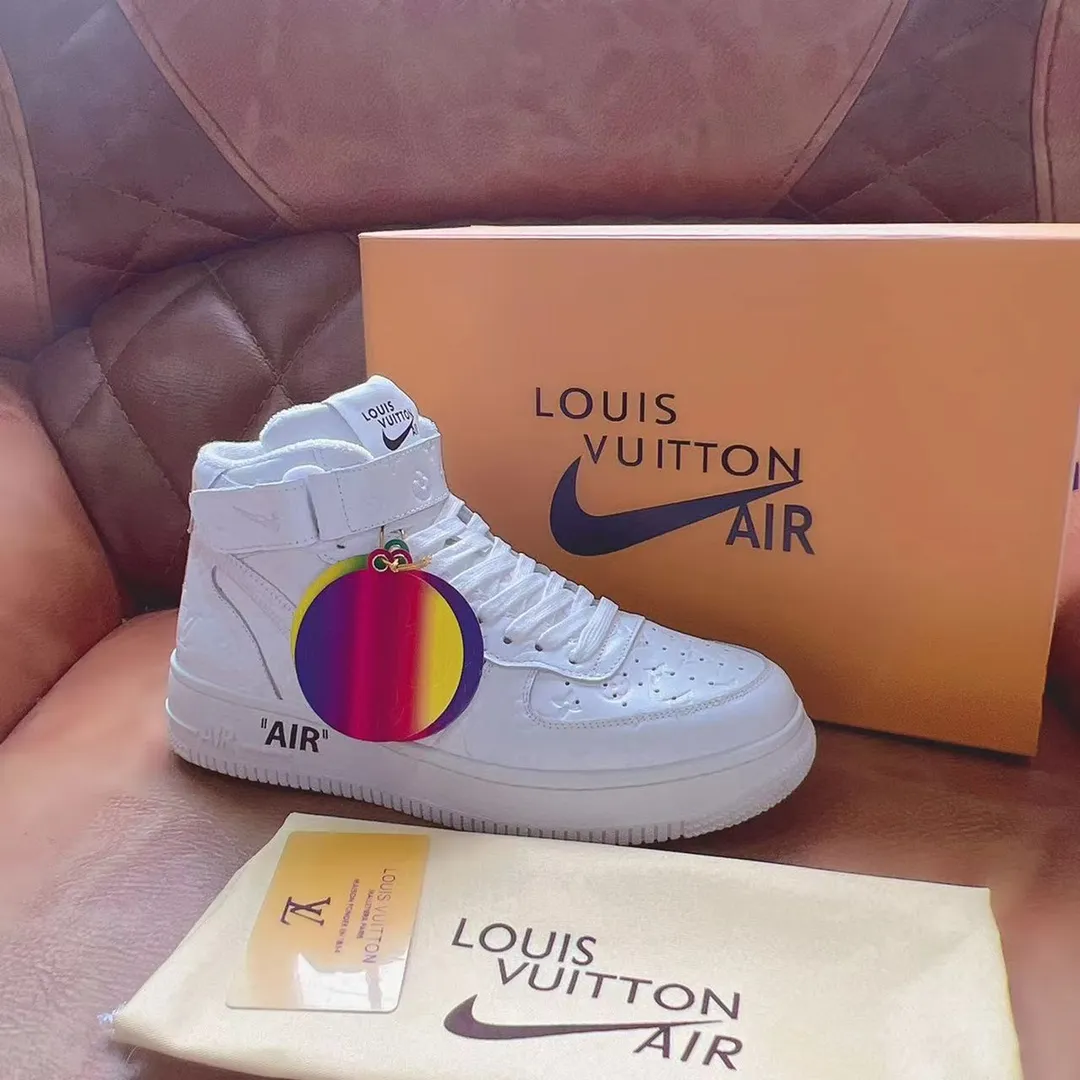 P500 Loui* Vuitto* x OFF-WHITE x Nike tripartite collaboration! Trendy and cool men's high-top casual sports shoes with unrivaled color matching. The design idea basically continues the style of THE TEN. The Swoosh line and tongue label have a very familiar visual effect and are both fashionable and trendy! A must-have for fashionistas! The effect on your feet is absolutely stunning! Size: 38-45